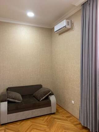 Отель Hotel A&K Тбилиси Стандартный двухместный номер с 2 отдельными кроватями-1